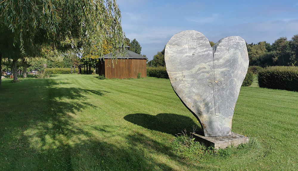 Skulptur, formet som et hjerte eller som en sommerfugl